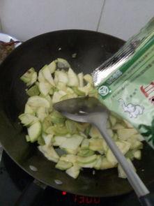白色瓜炒着吃,白色瓜炒制美食之旅